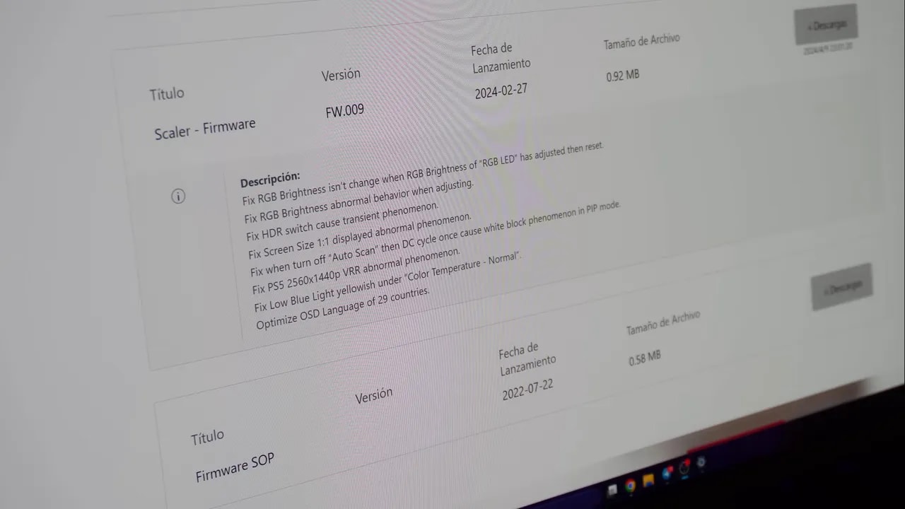 Pantalla de actualización de firmware del MSI MPG 321URX mostrando versión y notas de la corrección