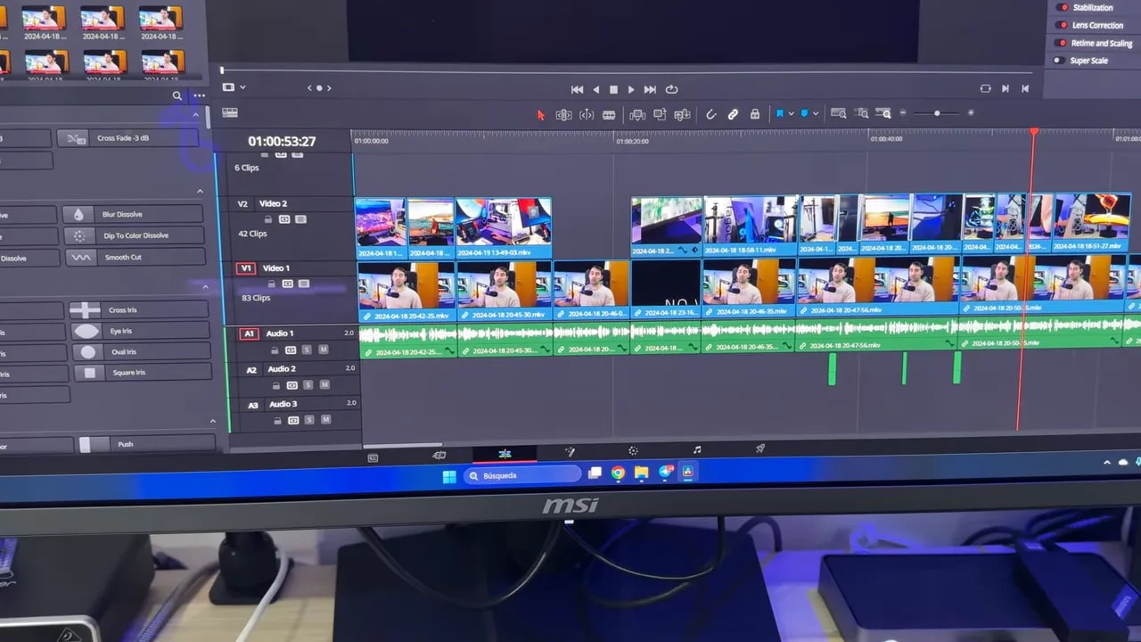 MSI MPG 321URX mostrando software de edición con líneas de tiempo y miniaturas