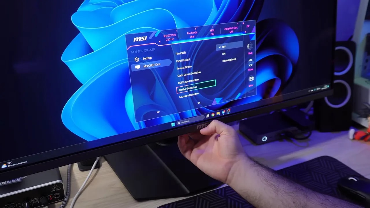 Pantalla del MSI MPG 321URX mostrando el menú de OLED Care con ajustes como Pixel Shift y Panel Protect