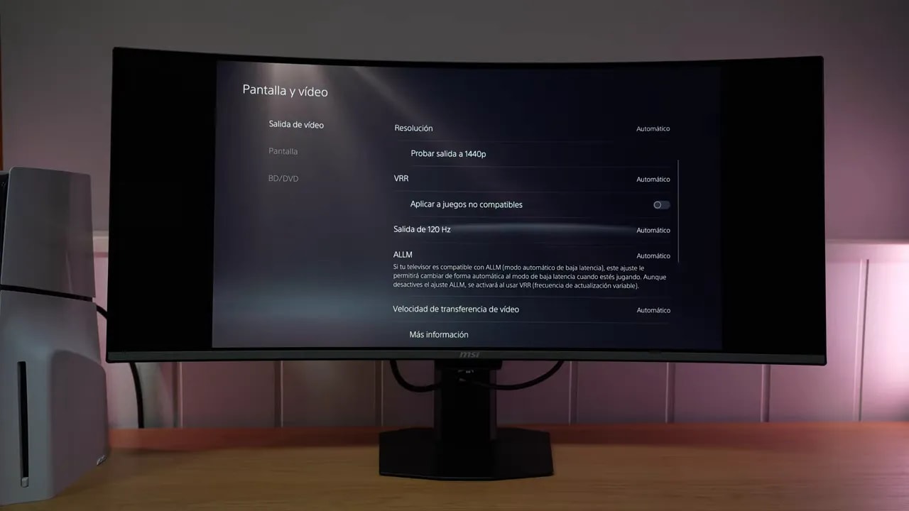 Menú de “Pantalla y vídeo” del MSI MPG 341CQR X36 con opción de ALLM y selección de salida de 120 Hz