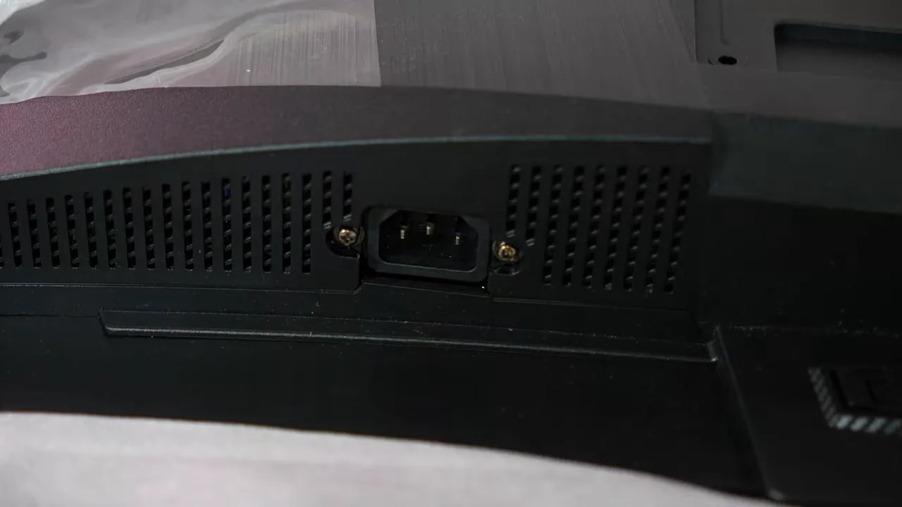 Puertos de conexión del monitor MSI MPG 341CQR X36 visibles en la parte trasera