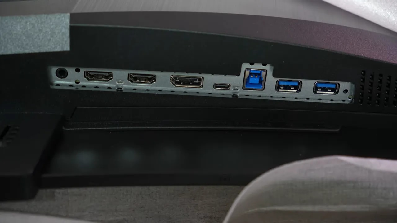 Puertos de conexión del monitor MSI MPG 341CQR X36 visibles en la parte trasera
