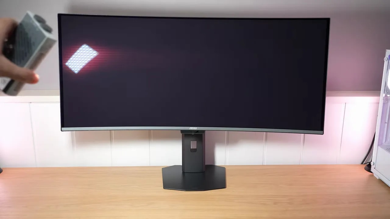 MSI MPG 341CQR X36 reflejando una luz intensa en la pantalla con efecto QD-OLED reducido