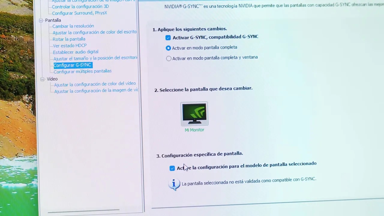 Pantalla de NVIDIA Control Panel con selección de monitor y aviso de compatibilidad G-SYNC