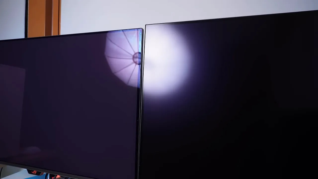 Monitores OLED ASUS con reflejos bajo luz ambiente para comparar comportamiento glossy y semigloss