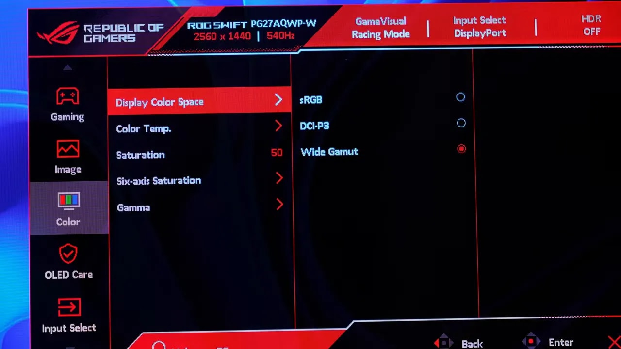 Menú OSD del Asus ROG Swift PG27AQWP-W mostrando ajustes de espacio de color como sRGB y DCI-P3