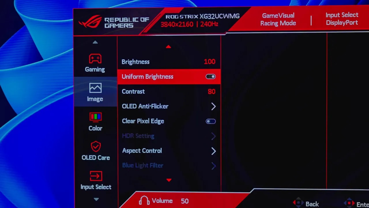 OSD del ASUS ROG XG32UCWMG con opciones de configuración y ajustes del monitor