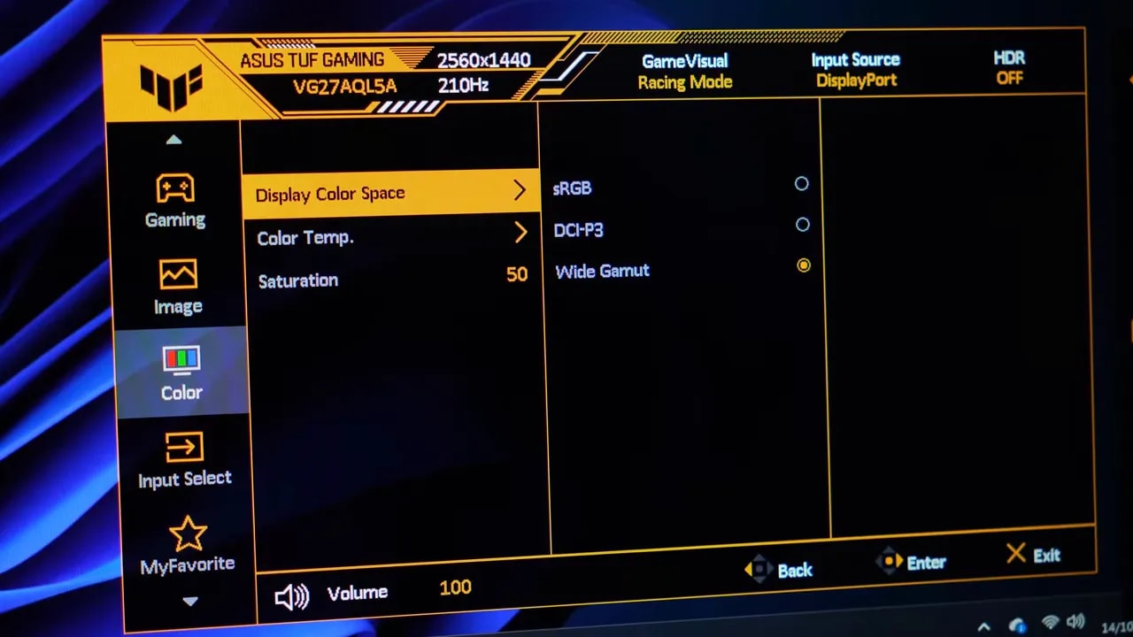 OSD del ASUS TUF VG27AQL5A mostrando la selección de espacio de color sRGB, DCI-P3 y Wide Gamut