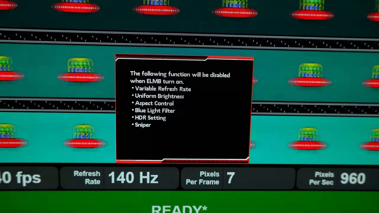 OSD del Asus ROG XG27AQWMG indicando que ELMB desactiva VRR y Uniform Brightness