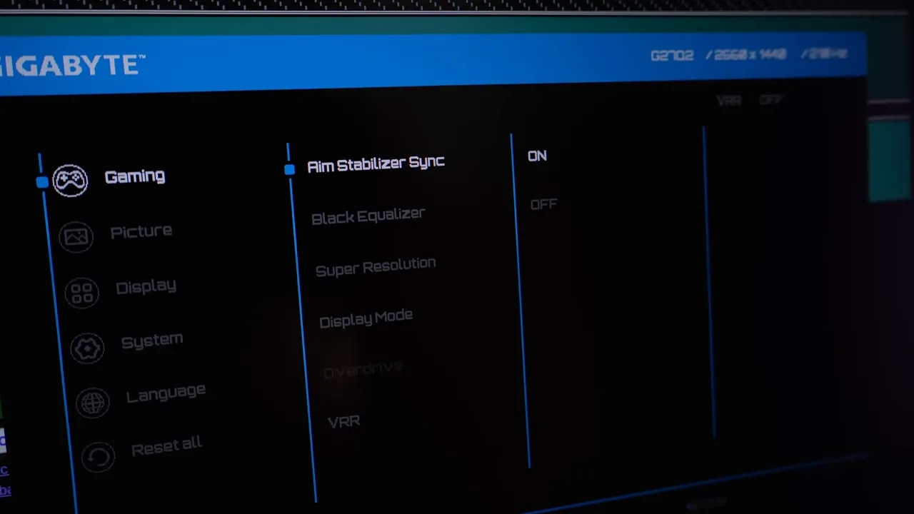 Menú OSD del Gigabyte G27Q2 con Aim Stabilizer Sync activado (ON) y opciones relacionadas