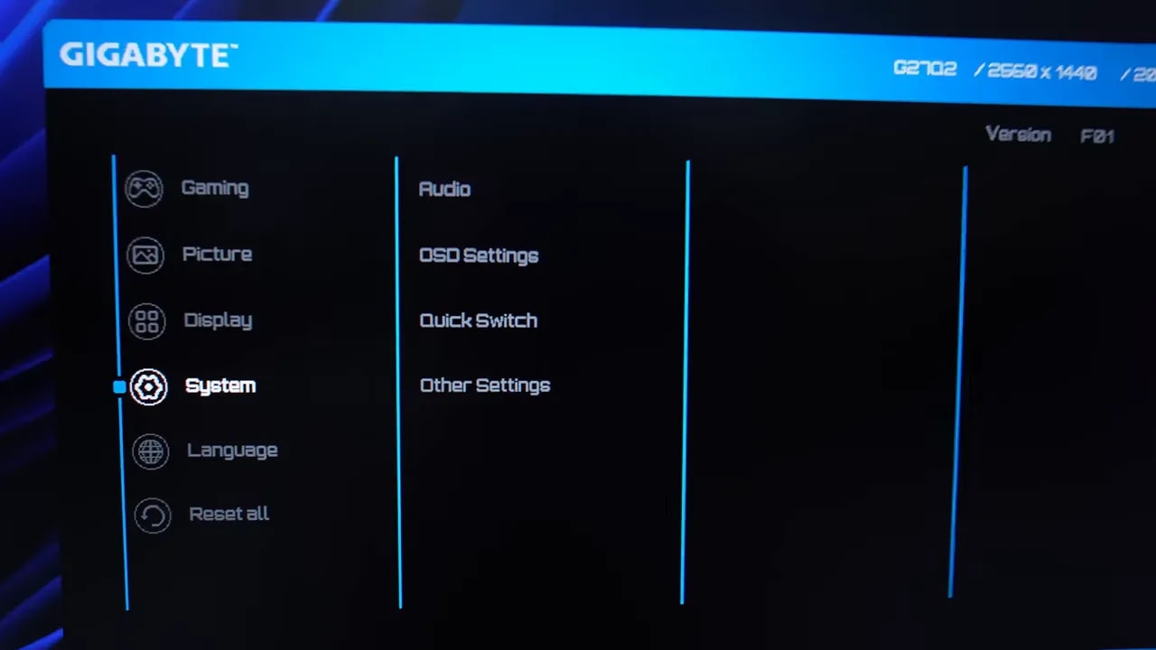 Menú OSD del Gigabyte G27Q2 en pantalla mostrando opciones de Gaming, Audio, Picture y System