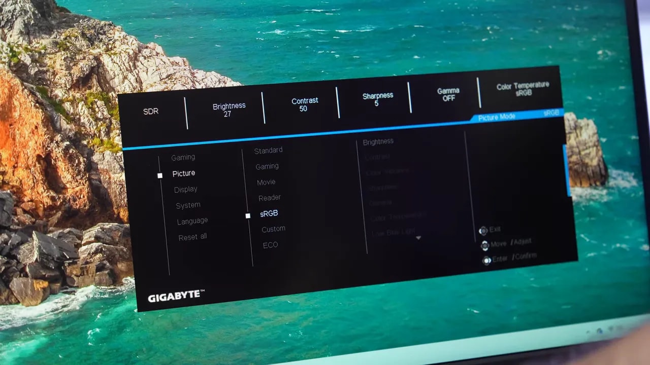 Menú OSD del Gigabyte GS27QA con perfil sRGB y opciones de color