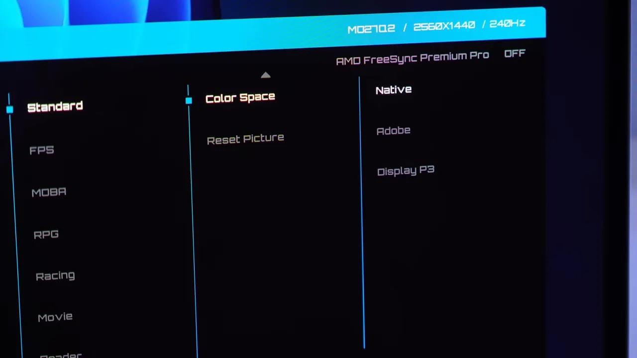 OSD del Gigabyte MO27Q2 mostrando el ajuste de espacio de color sRGB, Native y Display P3
