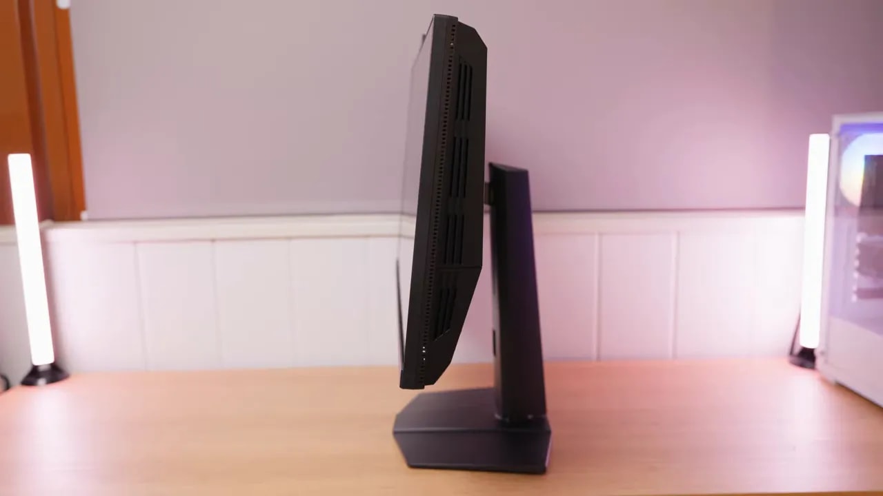 Perfil del monitor MSI MPG 272QRF mostrando el grosor y el soporte desde un ángulo lateral