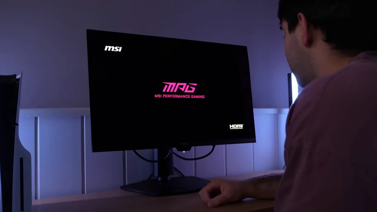 Persona frente al monitor MSI MPG 271QR X50 activando la respuesta del sensor de presencia