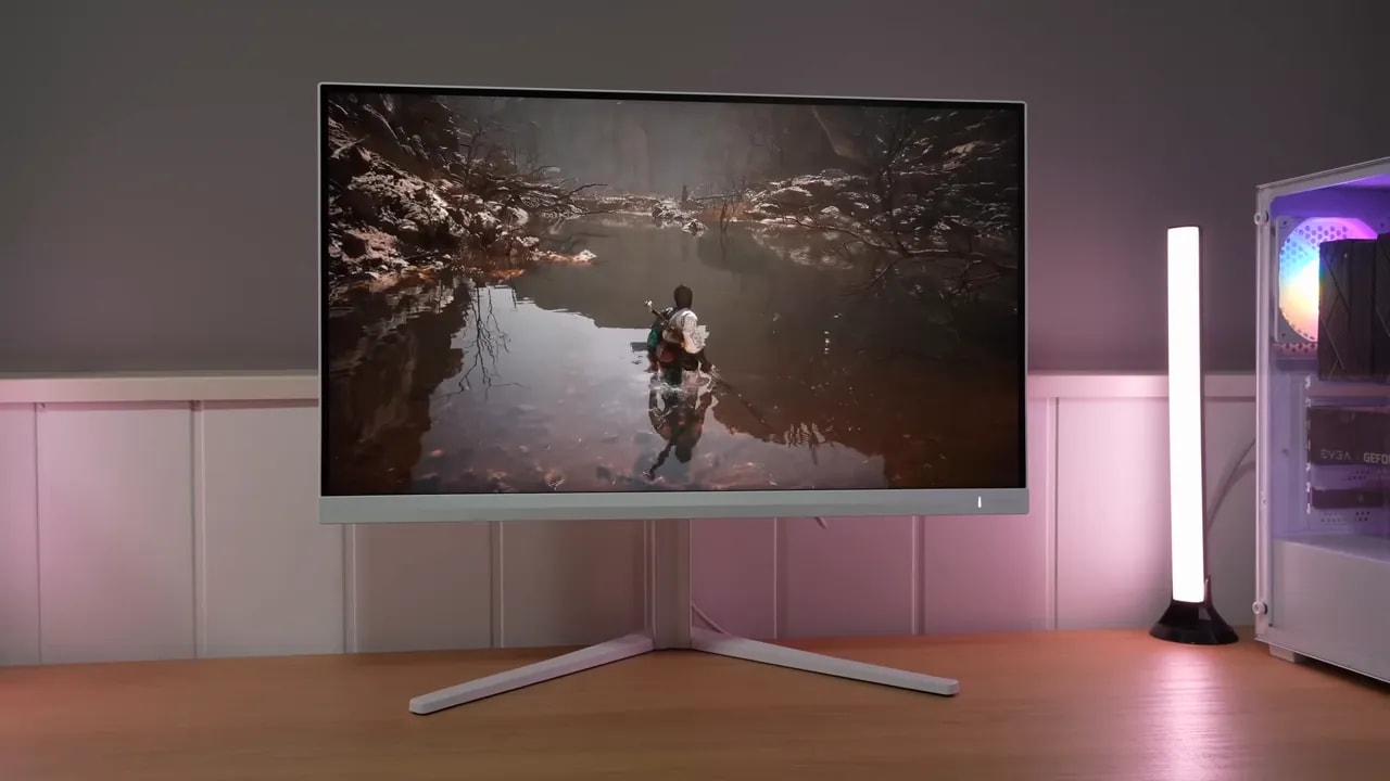Monitor Philips Evnia 27M2N3501PA mostrando una escena de juego en escritorio