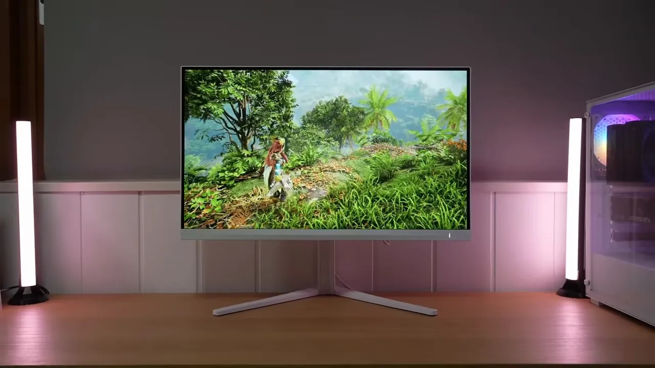 Pantalla Philips Evnia 27M2N3501PA con altavoces integrados visibles en el setup
