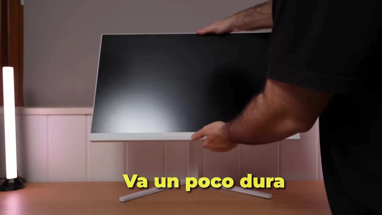 Piezas de sujeción para montar el brazo en la peana del Philips Evnia 27M2N3501PA
