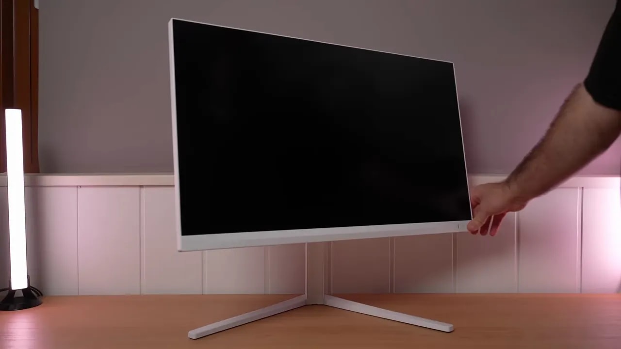 Philips Evnia 27M2N3501PA en posición de uso sobre la peana blanca regulable