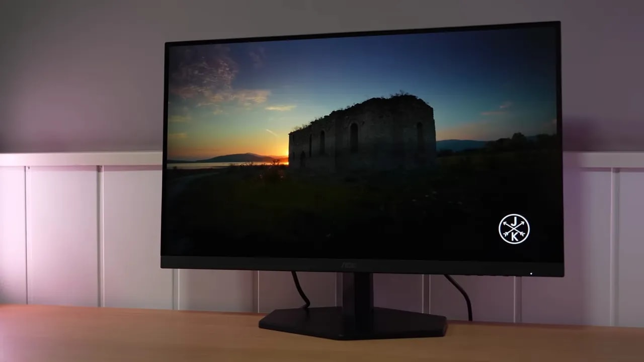 Philips Evnia 27M2N3501PA mostrando una escena oscura con atardecer