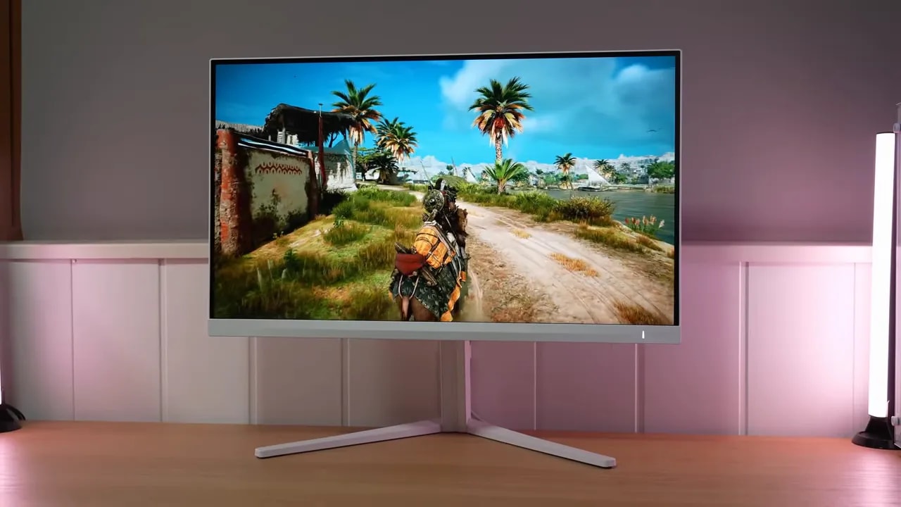 Pantalla del Philips Evnia 27M2N3501PA mostrando una escena de videojuego con palmeras