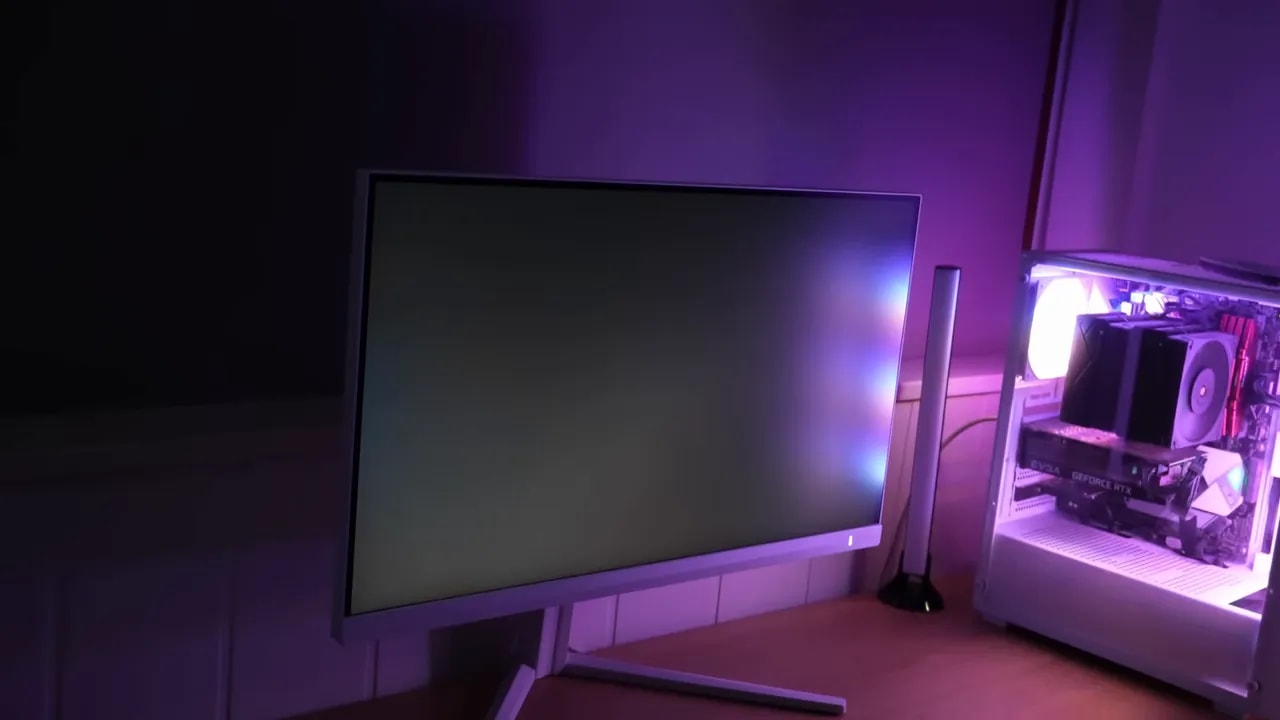 Philips Evnia 27M2N3501PA mostrando IPS glow y fugas de luz desde una perspectiva amplia