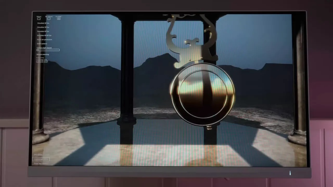 Pantalla del Philips Evnia mostrando prueba de VRR con escena de gaming y HUD