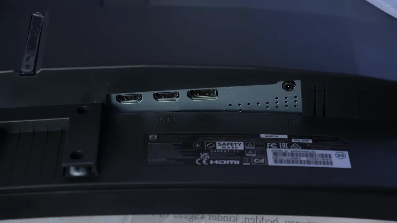 Conexión HDMI/DisplayPort en la parte trasera del Philips Evnia 34M2C3500L