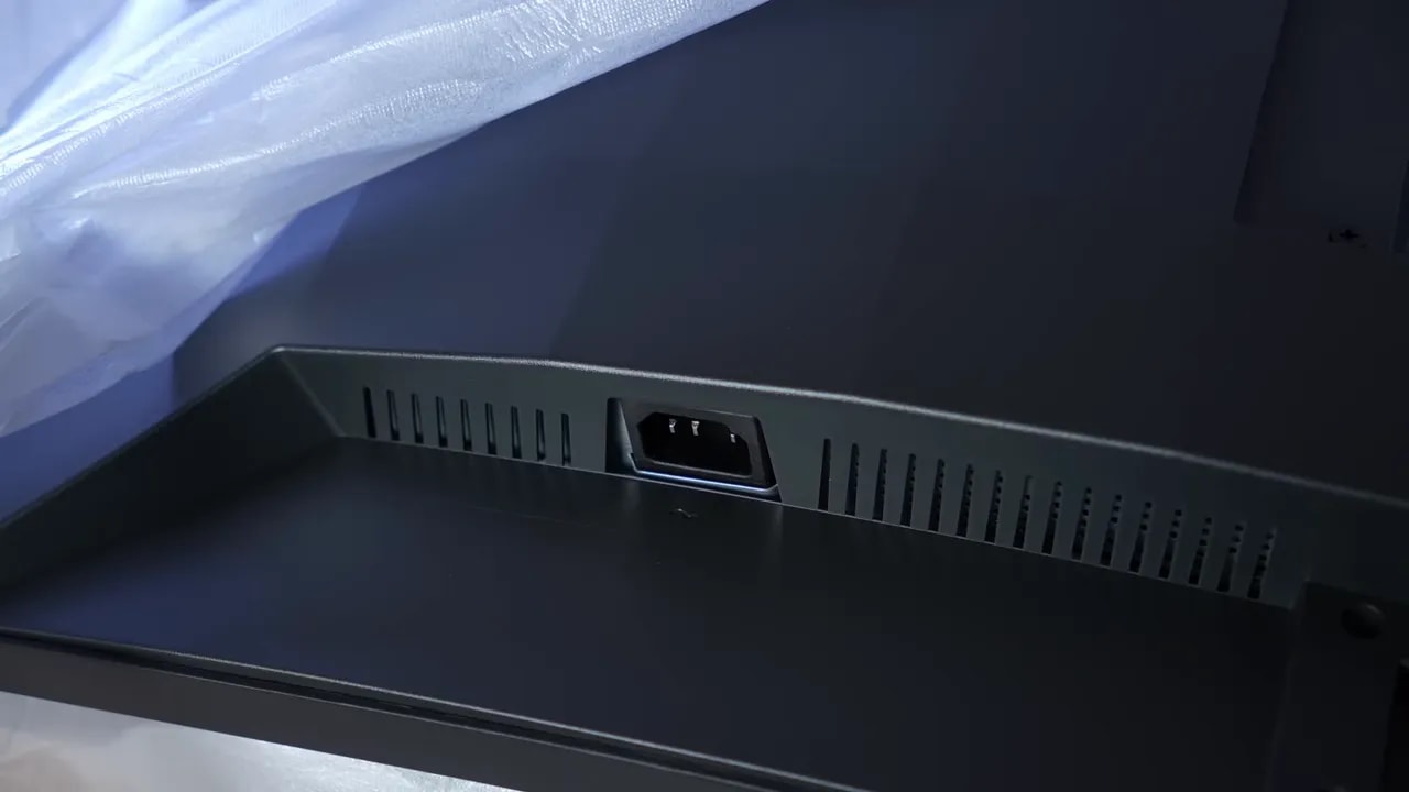 Conexión HDMI/DisplayPort en la parte trasera del Philips Evnia 34M2C3500L
