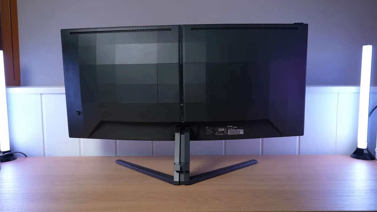 Monitor Philips Evnia 34M2C3500L ultrawide VA de 34 pulgadas mostrando su diseño con peana en un escritorio