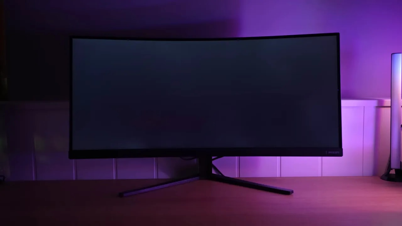 Fugas de luz y clouding en un VA curvo en el Philips Evnia 34M2C3500L en pantalla oscura