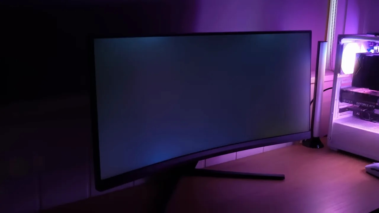 Philips Evnia 34M2C3500L en fondo oscuro mostrando el panel curvo