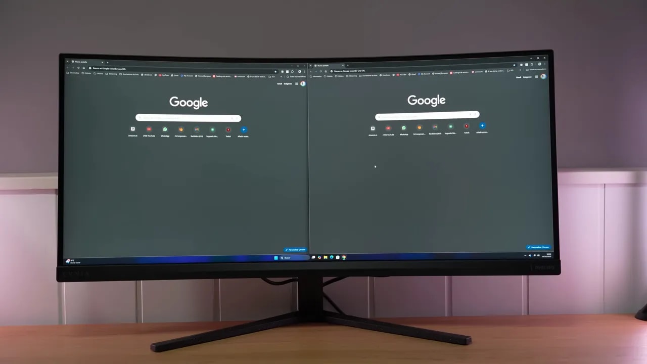 Philips Evnia 34M2C3500L con pantalla dividida mostrando Google en pantalla