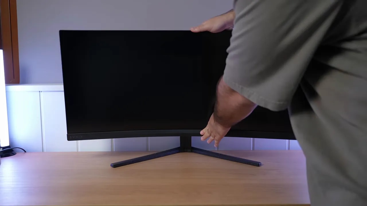 Philips Evnia 34M2C3500L sobre la mesa con la peana instalada