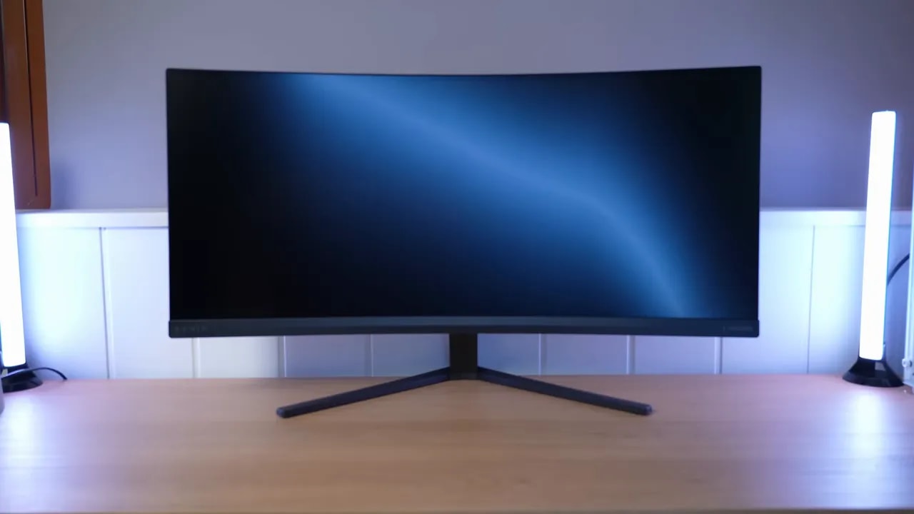 Vista frontal del monitor Philips Evnia 34M2C3500L ultrawide Fast VA con reflejos en acabado mate ligero