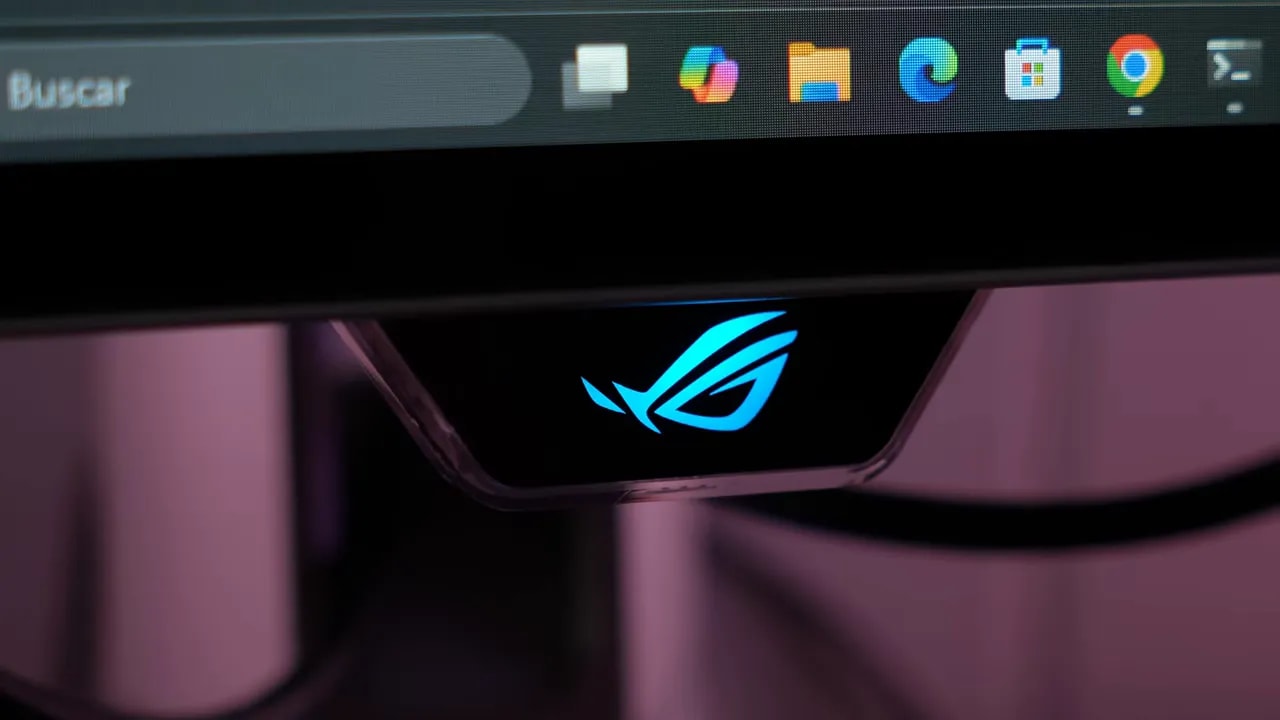 Primer plano del logotipo ROG iluminado en el Asus ROG Swift PG27AQWP-W