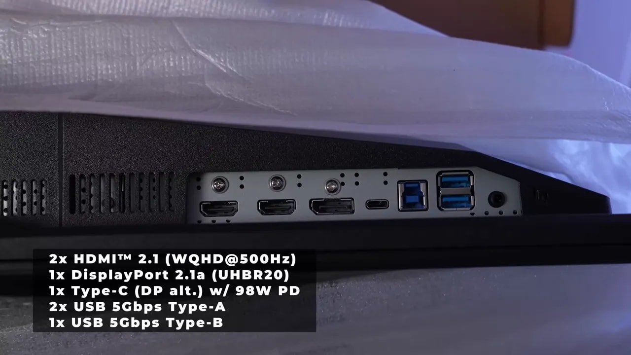 Primer plano de los puertos y chasis trasero del MSI MPG 271QR X50
