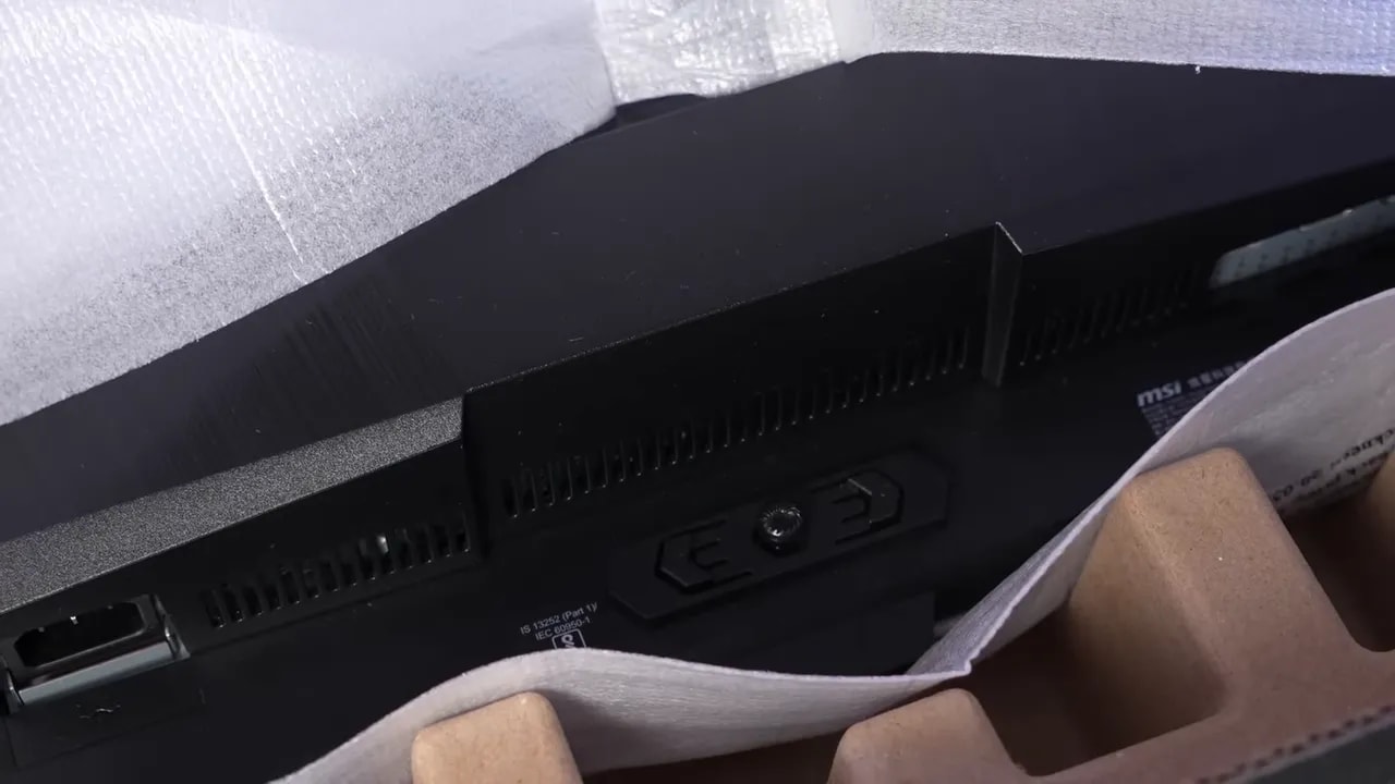 Primer plano de los puertos y chasis trasero del MSI MPG 271QR X50