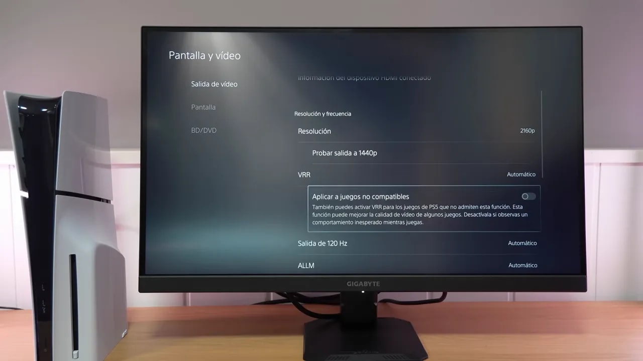 Pantalla del Gigabyte GS27U con el menú de configuración HDMI desde PS5: resolución, VRR, 120 Hz y ALLM