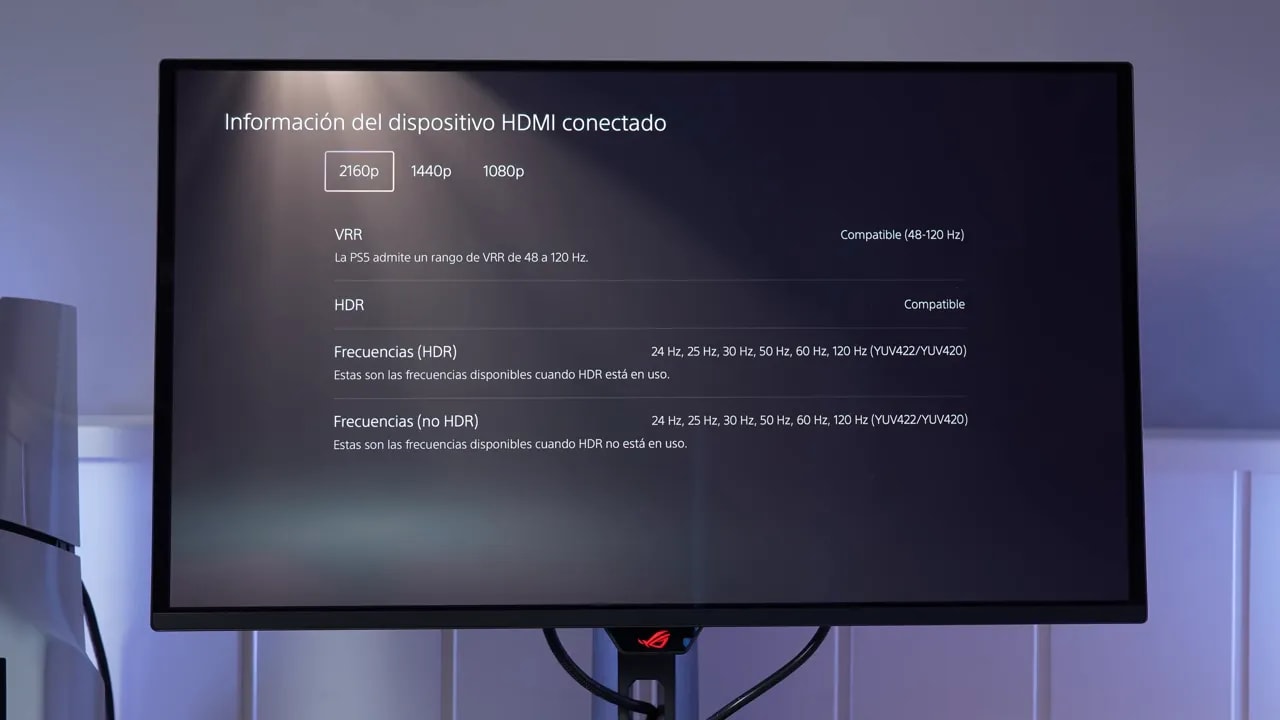 PS5 mostrando información del dispositivo HDMI conectado con compatibilidad VRR 48–120 Hz y HDR en el Asus ROG XG27UCDMG