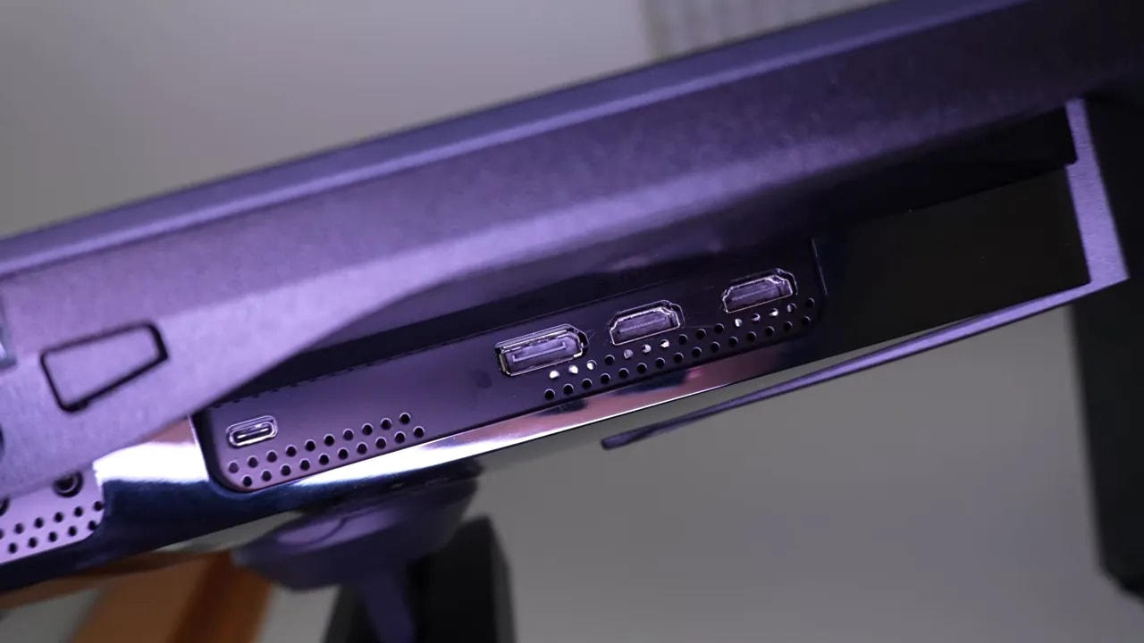 Puertos de conexión traseros del monitor Gigabyte AORUS FO27Q3, con HDMI y puertos de vídeo