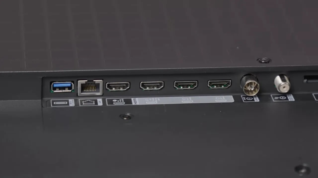Detalle ampliado de los puertos traseros de la TCL C6K Q6C QD Mini Review