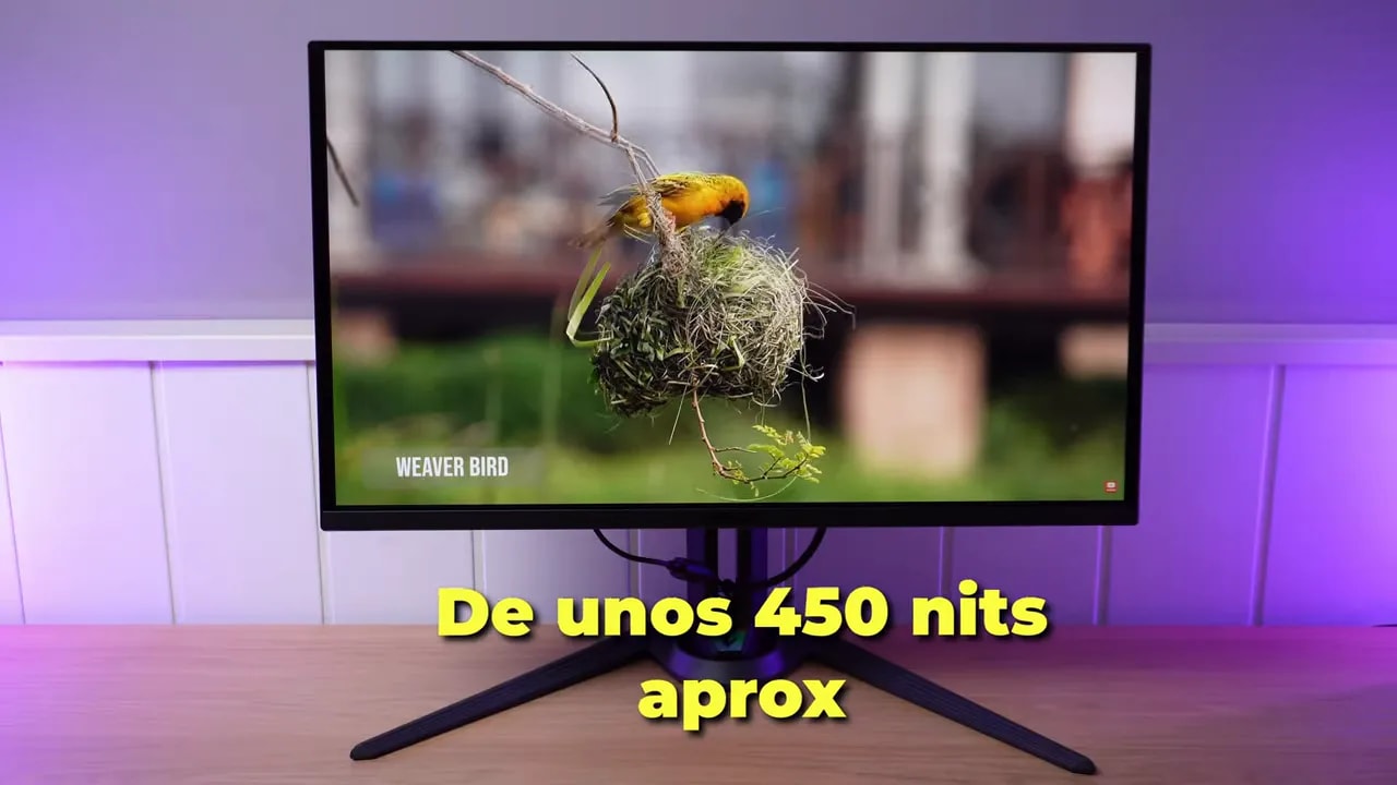 Monitor QD-OLED mostrando brillo alto en modo HDR con texto en pantalla