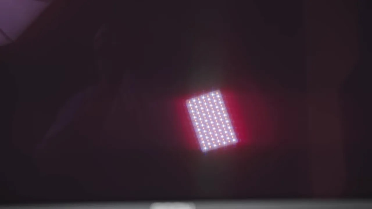 Reflejo y halo de luz sobre el panel glossy QD-OLED del AOC AGON AG326UD