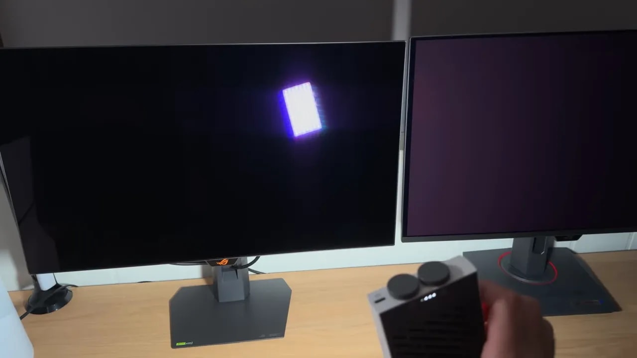 Reflejo de luz sobre el panel glossy del Asus ROG XG27AQWMG
