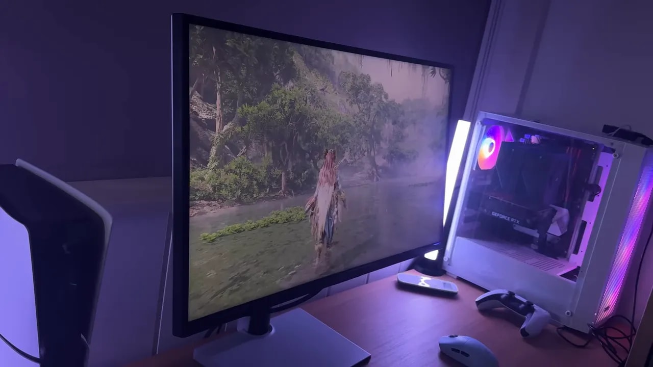 Setup con el monitor KTC M27T6 encendido mostrando una escena de juego