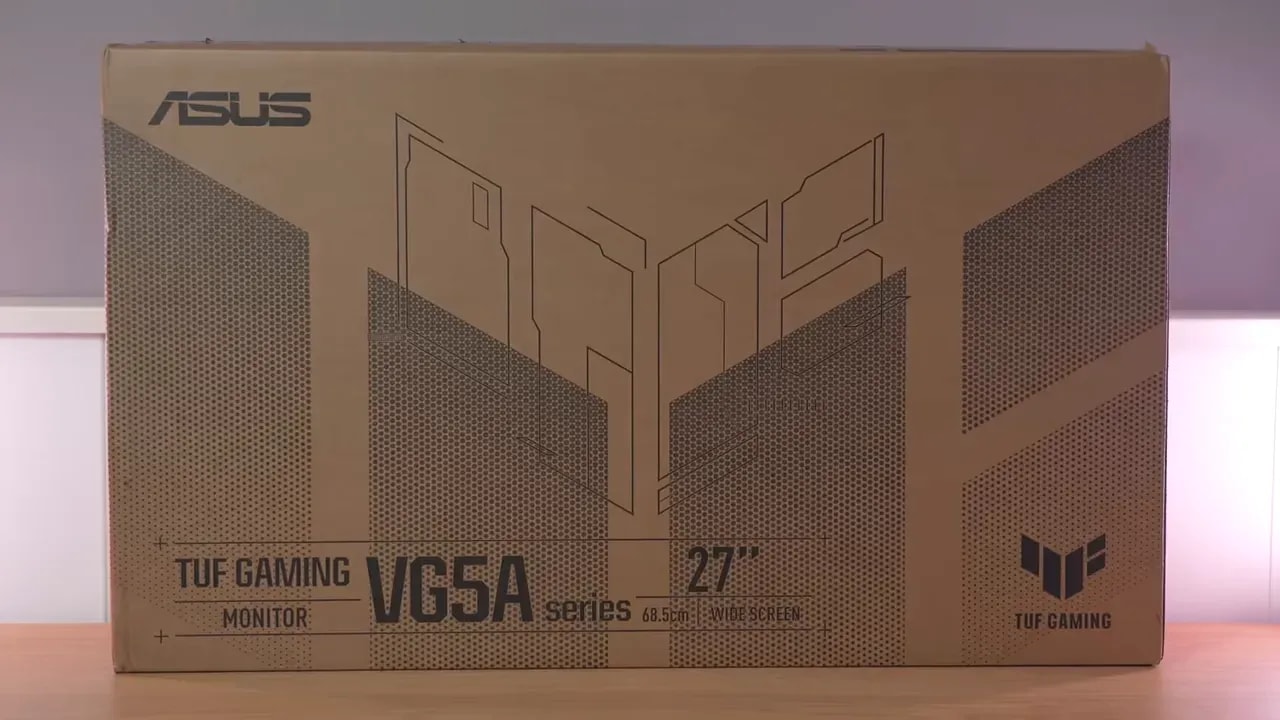 Parte delantera inferior del monitor ASUS TUF VG27AQL5A durante el montaje, con mano sujetando el soporte