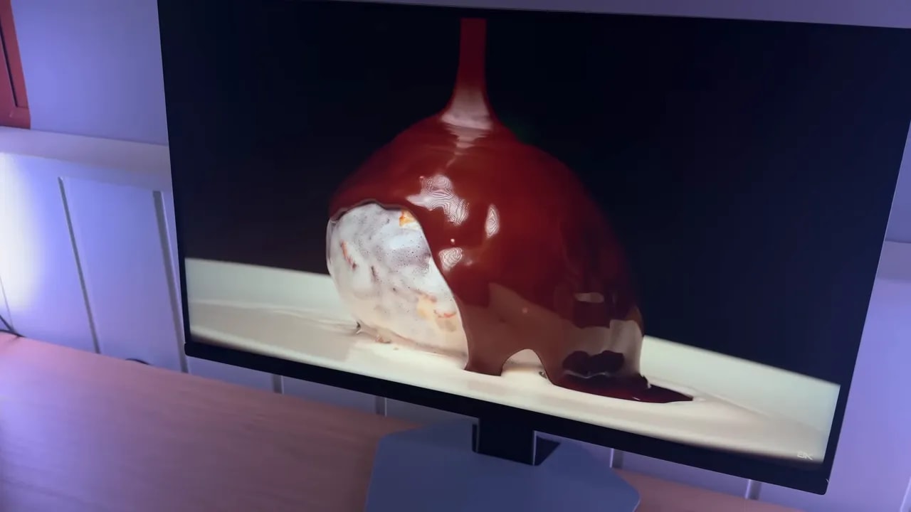 Detalle del blooming en un monitor mini LED TCL 25G64 con escena oscura y brillo cercano