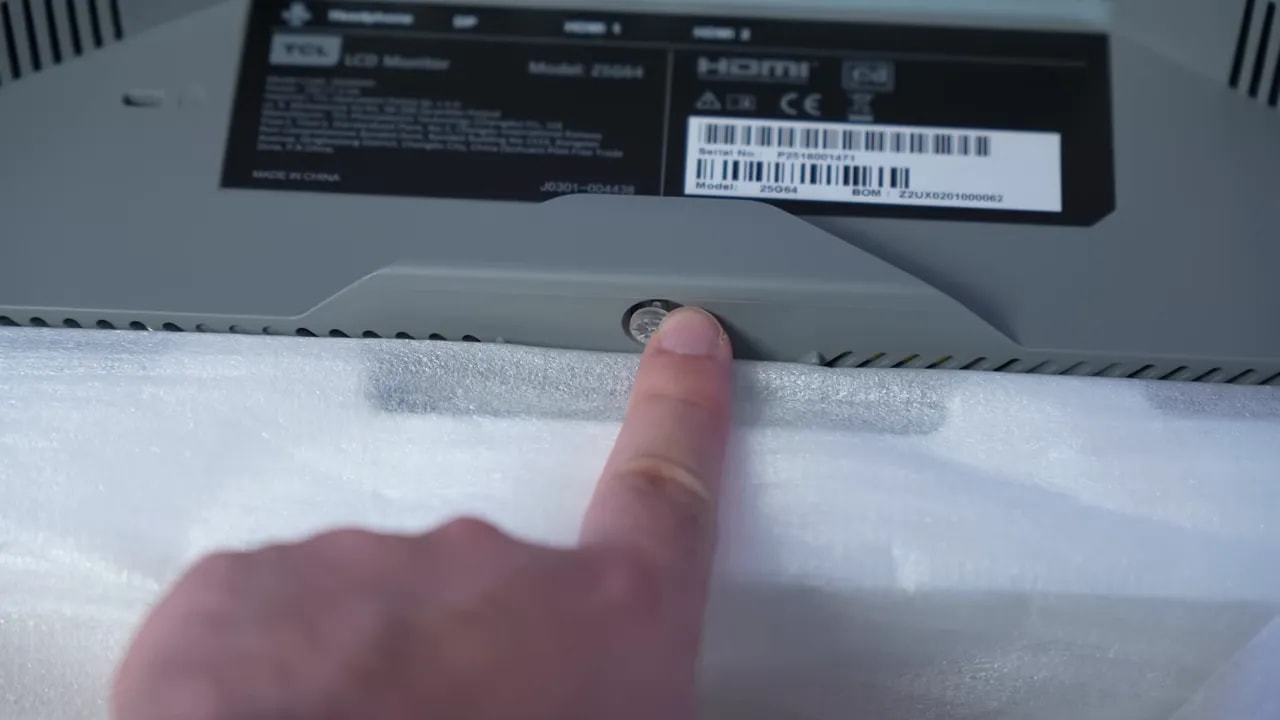Detalle de la fijación en la parte trasera del TCL 25G64