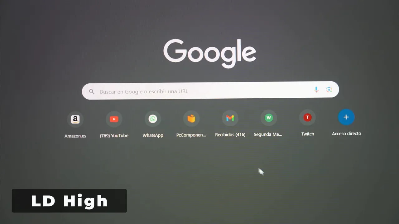 Pantalla con interfaz de inicio de Google en el monitor TCL 25G64 mostrando modo LD High